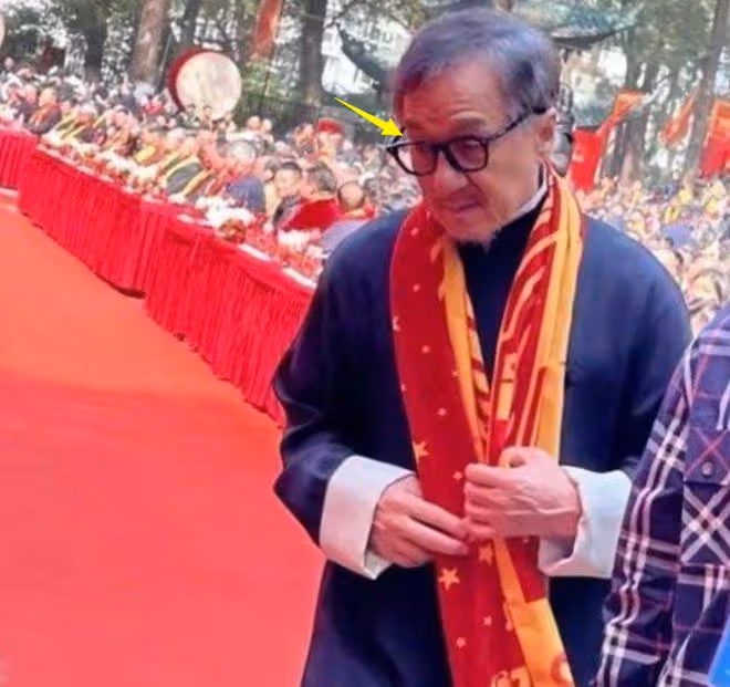 70歲成龍出席活動老太多,頭髮鬍子全白了,幾天前好友剛去世!