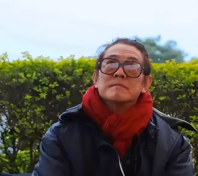 70歲成龍出席活動老太多,頭髮鬍子全白了,幾天前好友剛去世!