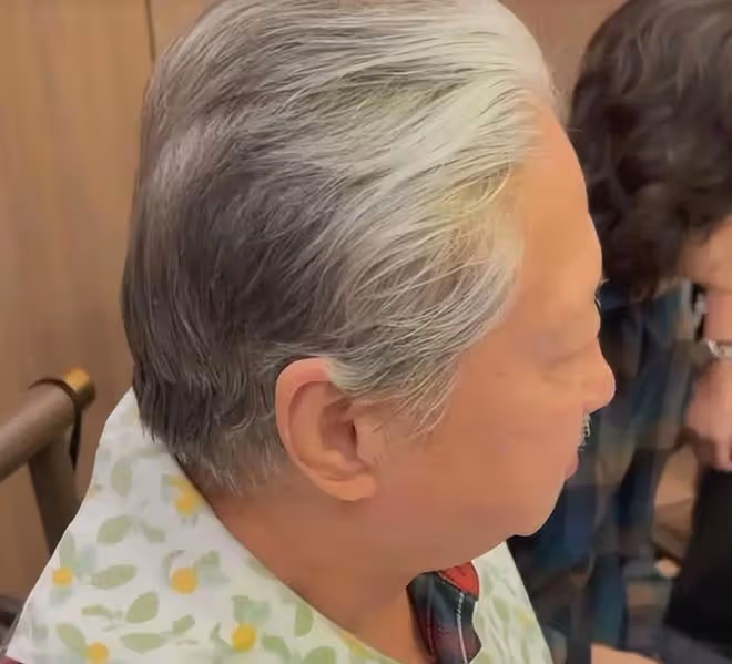 70歲成龍出席活動老太多,頭髮鬍子全白了,幾天前好友剛去世!