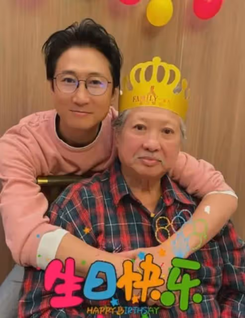 70歲成龍出席活動老太多,頭髮鬍子全白了,幾天前好友剛去世!
