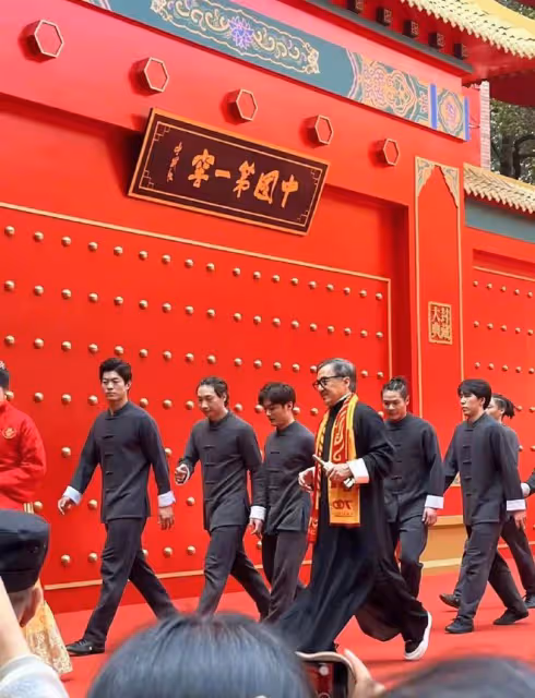 70歲成龍出席活動老太多,頭髮鬍子全白了,幾天前好友剛去世!