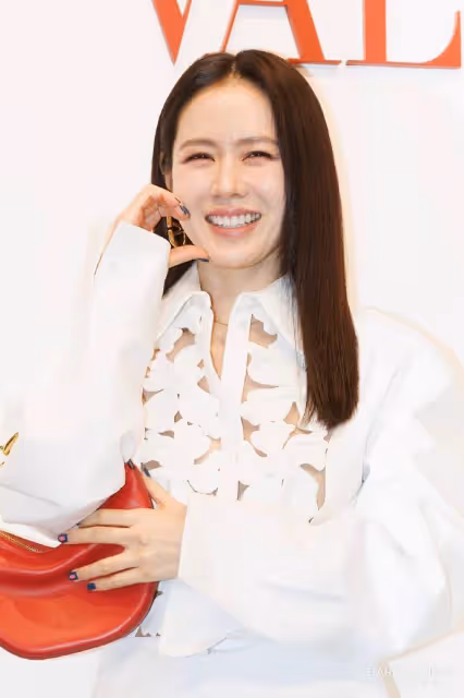 韓國知名女星，「職場媽媽」孫藝珍靚麗回歸，顏值身材俱佳被稱讚