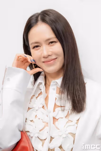 韓國知名女星，「職場媽媽」孫藝珍靚麗回歸，顏值身材俱佳被稱讚