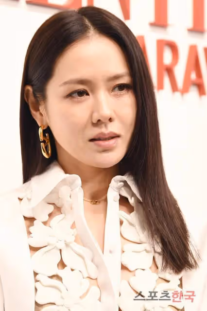 韓國知名女星，「職場媽媽」孫藝珍靚麗回歸，顏值身材俱佳被稱讚