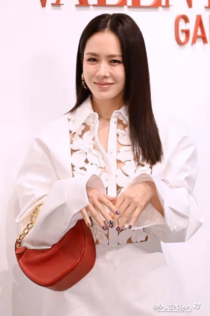 韓國知名女星，「職場媽媽」孫藝珍靚麗回歸，顏值身材俱佳被稱讚