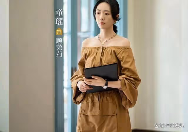 《小日子》來襲，39歲童瑤與36歲穎兒站在一起，性感與幹練很直觀