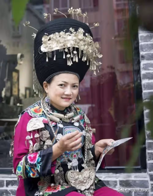 貴州美女賣樹葉13年,靠央視走紅,一片7千,如今成人生贏家