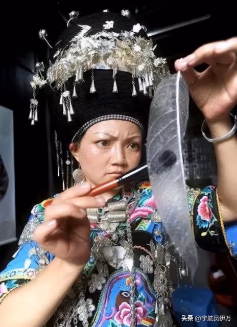 貴州美女賣樹葉13年,靠央視走紅,一片7千,如今成人生贏家