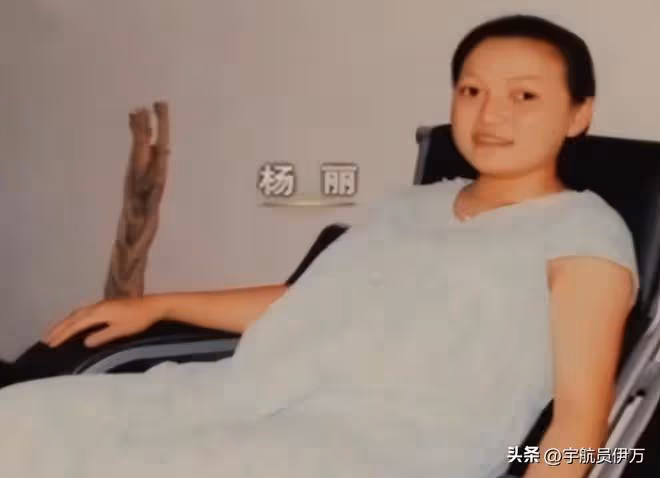 貴州美女賣樹葉13年,靠央視走紅,一片7千,如今成人生贏家