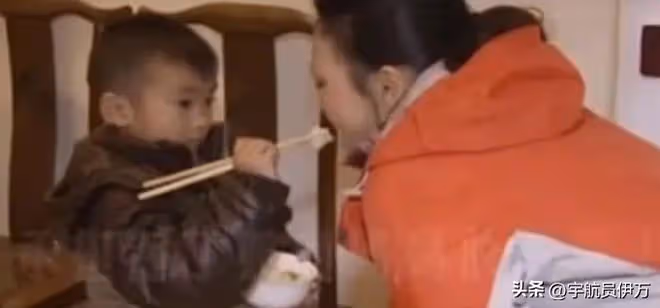 貴州美女賣樹葉13年,靠央視走紅,一片7千,如今成人生贏家