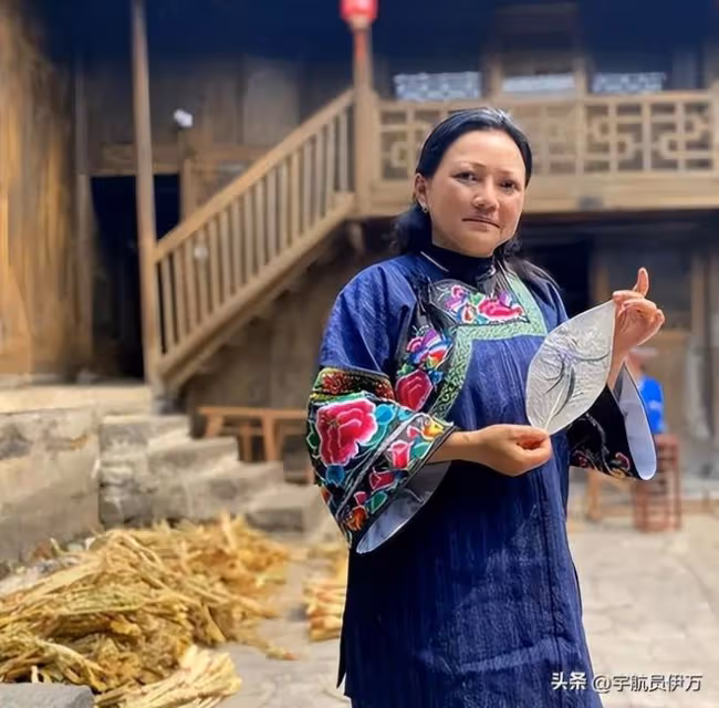 貴州美女賣樹葉13年,靠央視走紅,一片7千,如今成人生贏家