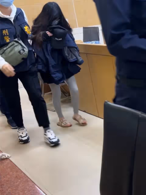 阿沁愛妻持毒被逮！「花花」素顏狼狽移送北檢　畫面曝光