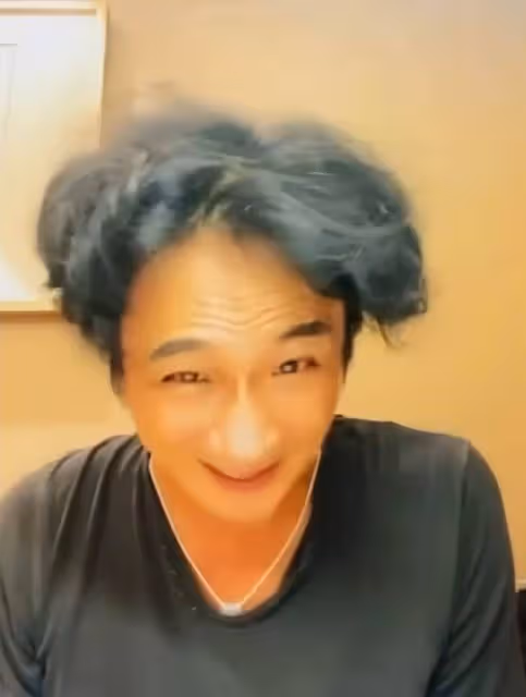 吳鎮宇深夜又整活?模仿陳奕迅唱歌好癲,學梁朝偉社恐抿嘴一絕