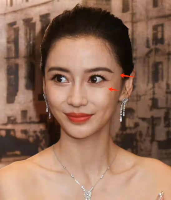 baby香港出席活動,臉部僵硬不自然,上雜誌封面瘋狂試水洗白
