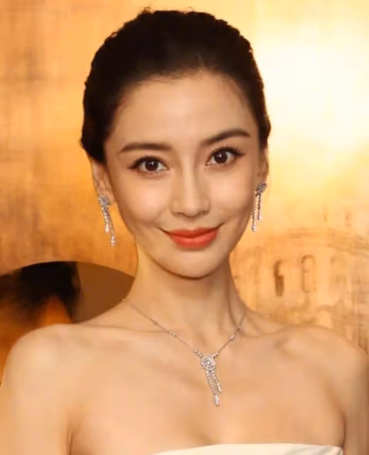 baby香港出席活動,臉部僵硬不自然,上雜誌封面瘋狂試水洗白