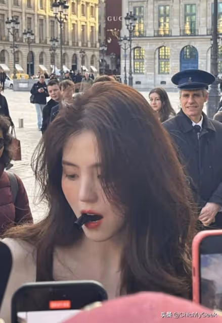 韓韶禧咬筆蓋掀模仿潮,迪麗熱巴東施效顰被嘲油膩做作!