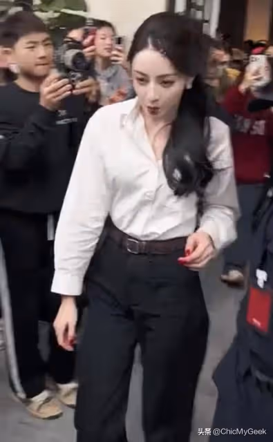 韓韶禧咬筆蓋掀模仿潮,迪麗熱巴東施效顰被嘲油膩做作!