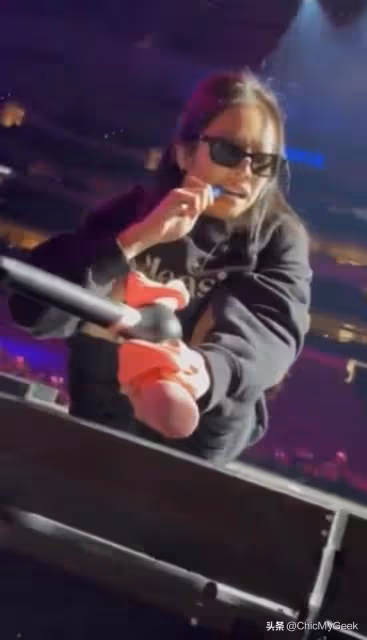 韓韶禧咬筆蓋掀模仿潮,迪麗熱巴東施效顰被嘲油膩做作!