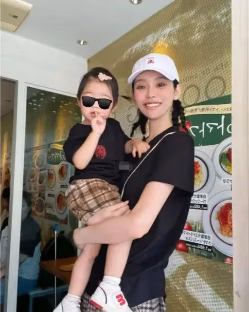 奚夢瑤2歲女兒:長得像奶奶四太,一個包3萬4,是真正百億千金