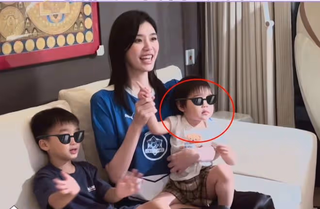 奚夢瑤2歲女兒:長得像奶奶四太,一個包3萬4,是真正百億千金
