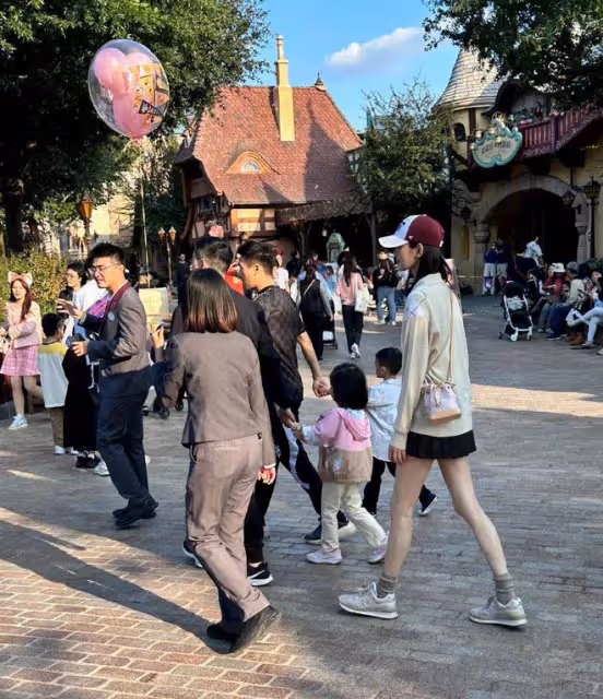 奚夢瑤2歲女兒:長得像奶奶四太,一個包3萬4,是真正百億千金