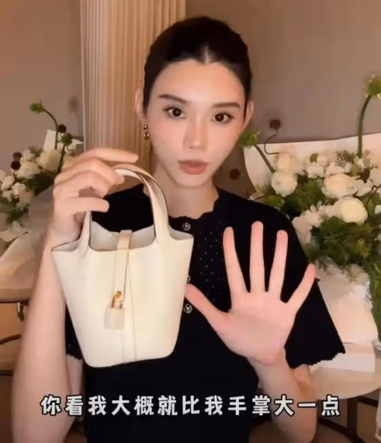 奚夢瑤2歲女兒:長得像奶奶四太,一個包3萬4,是真正百億千金