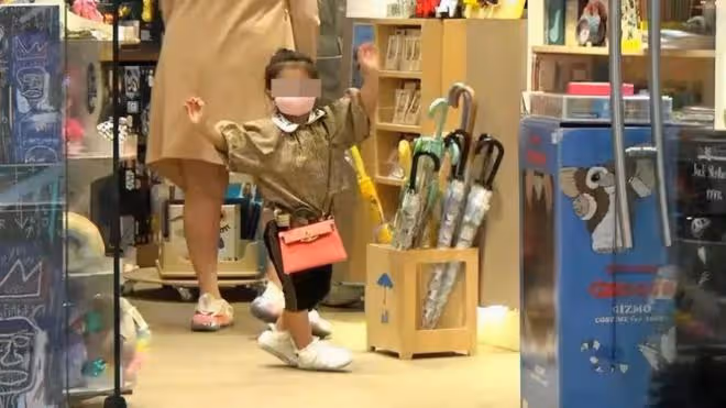 奚夢瑤2歲女兒:長得像奶奶四太,一個包3萬4,是真正百億千金