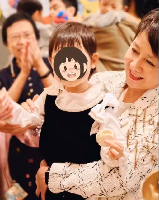 奚夢瑤2歲女兒:長得像奶奶四太,一個包3萬4,是真正百億千金