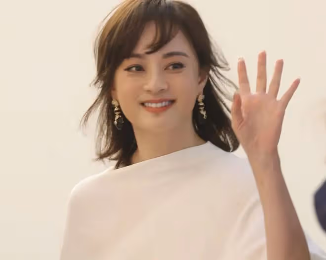 41歲留長發的孫儷算不算頂級大美女,看看她和蔣欣的合照就知道