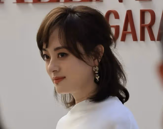 41歲留長發的孫儷算不算頂級大美女,看看她和蔣欣的合照就知道