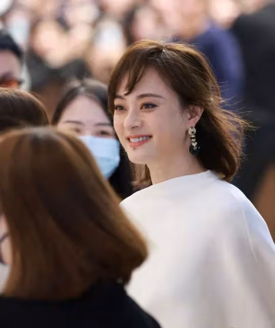 41歲留長發的孫儷算不算頂級大美女,看看她和蔣欣的合照就知道