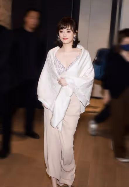 41歲留長發的孫儷算不算頂級大美女,看看她和蔣欣的合照就知道