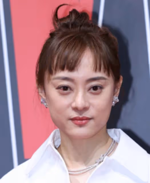 41歲留長發的孫儷算不算頂級大美女,看看她和蔣欣的合照就知道