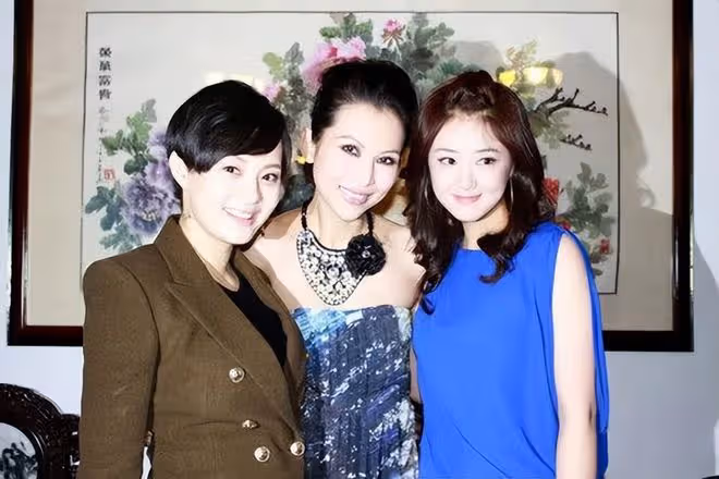 41歲留長發的孫儷算不算頂級大美女,看看她和蔣欣的合照就知道