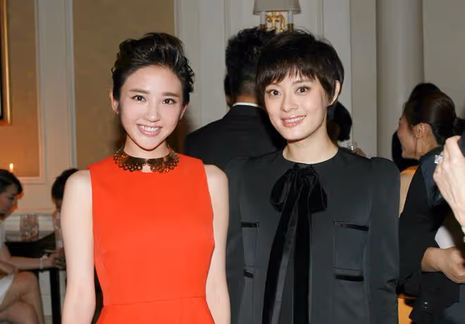 41歲留長發的孫儷算不算頂級大美女,看看她和蔣欣的合照就知道