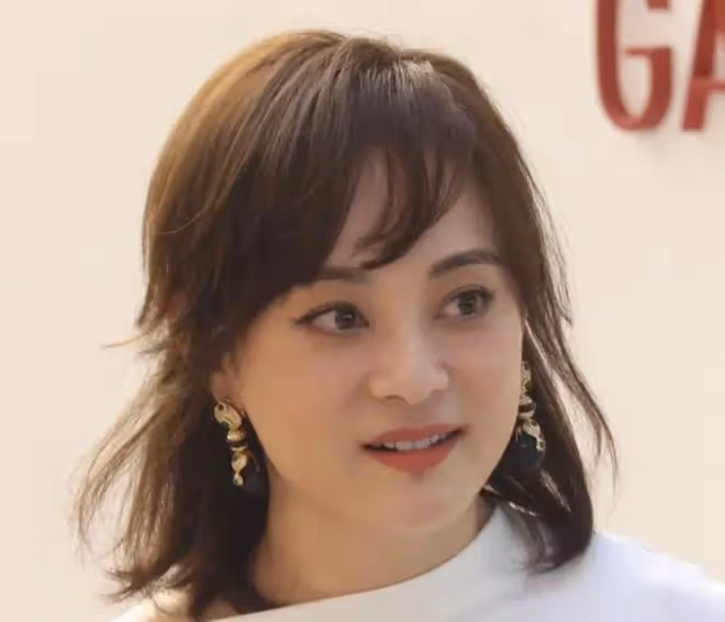 41歲留長發的孫儷算不算頂級大美女,看看她和蔣欣的合照就知道