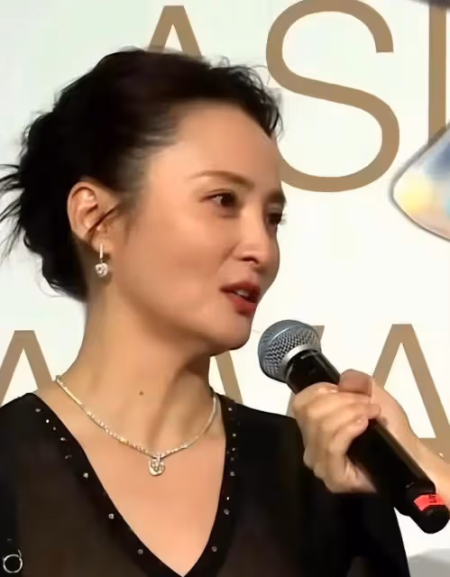 41歲留長發的孫儷算不算頂級大美女,看看她和蔣欣的合照就知道