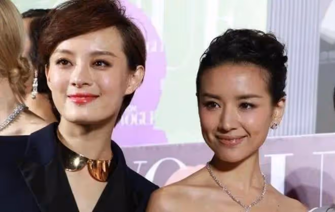 41歲留長發的孫儷算不算頂級大美女,看看她和蔣欣的合照就知道