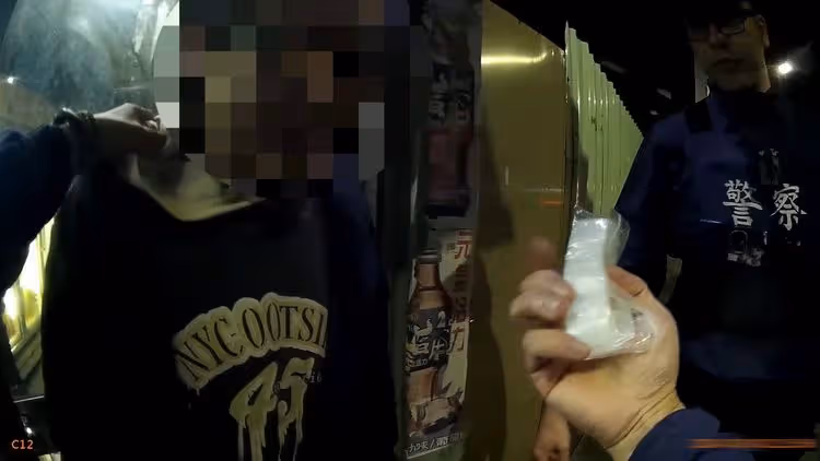 毒男遇警一慌違禁品急塞帽T　「鼓鼓的」露餡被抓