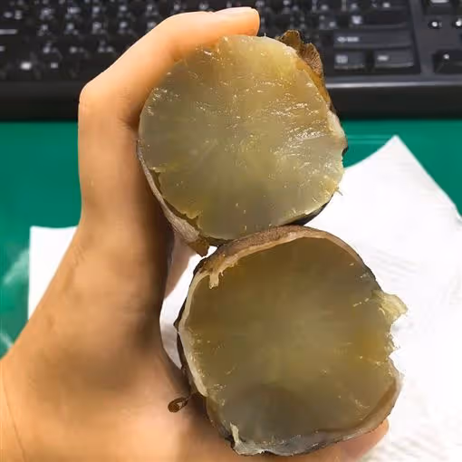 裡面全白的!網友買地瓜「咬下去像白蘿蔔」味道超怪異 內行人秒認出:「超值錢的」
