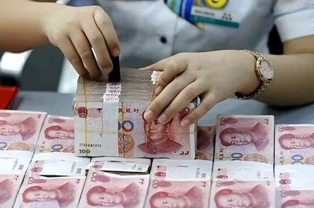 秒變窮光蛋!公司大老闆「2600萬剛存銀行」吃完飯只剩3千 「15分鐘狂收2百簡訊」一查錢流向傻眼