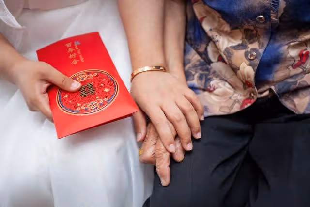 50歲退休後!她本來過著幸福的日子「直到再逢初戀」 只因「做了1件蠢事」如今後悔莫及