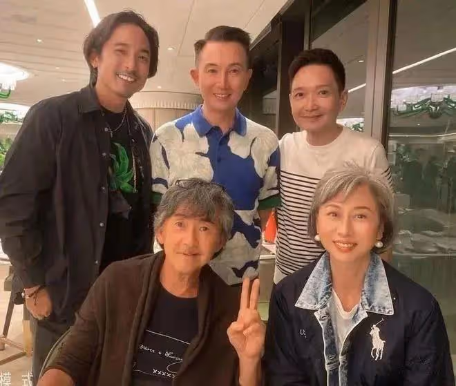 葉倩文跟富商合影,就算滿頭白髮也不妨礙她美,而且她很真實不裝