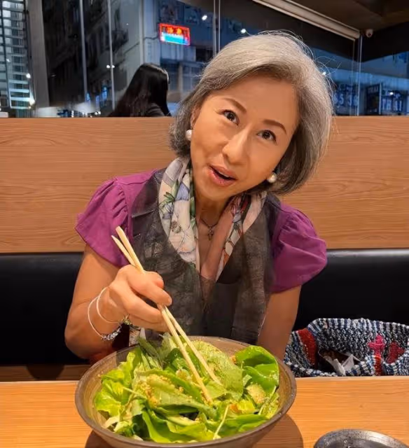 葉倩文跟富商合影,就算滿頭白髮也不妨礙她美,而且她很真實不裝