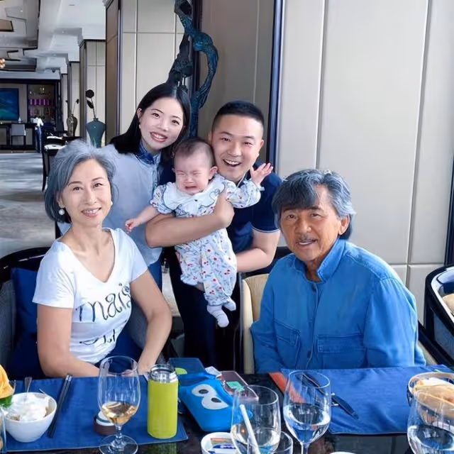 葉倩文跟富商合影,就算滿頭白髮也不妨礙她美,而且她很真實不裝