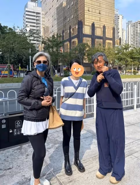 葉倩文跟富商合影,就算滿頭白髮也不妨礙她美,而且她很真實不裝