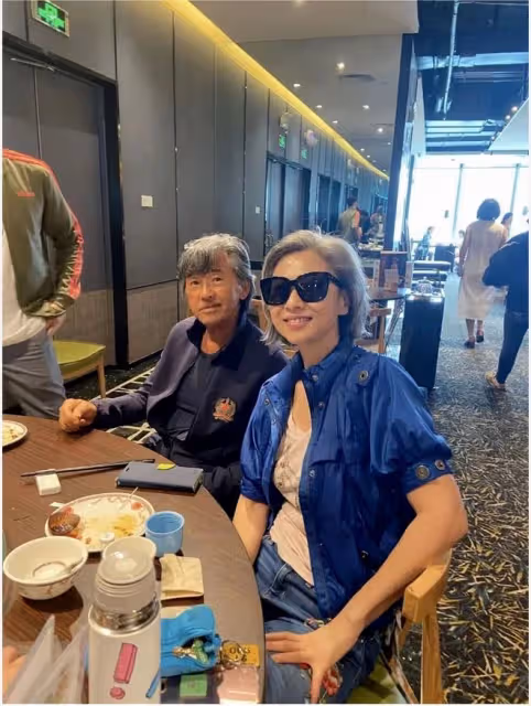 葉倩文跟富商合影,就算滿頭白髮也不妨礙她美,而且她很真實不裝