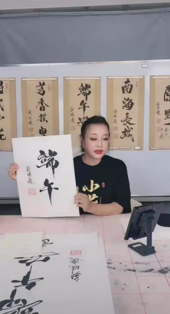 劉曉慶這樣多好,髮型自然不戴假髮,雖是普通奶奶模樣也有氣質!
