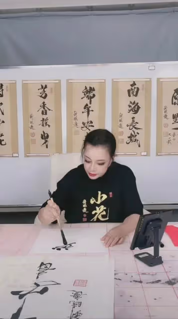 劉曉慶這樣多好,髮型自然不戴假髮,雖是普通奶奶模樣也有氣質!