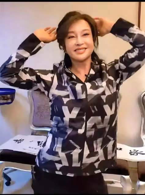劉曉慶這樣多好,髮型自然不戴假髮,雖是普通奶奶模樣也有氣質!